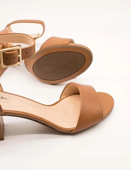 Sandalia Clarks 26176771 Deva Mae Tan Leather de Mujer